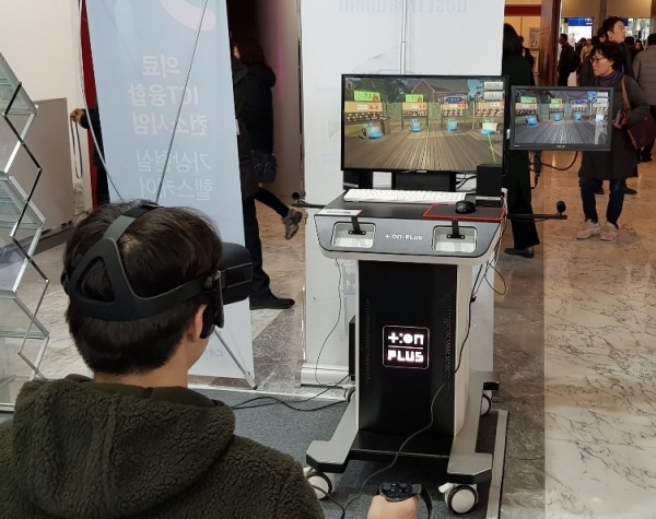 인지능력 개선을 위해 가상현실(VR) 게임을 활용하는 모습.